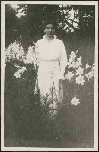 Dora Pejačević u vrtu