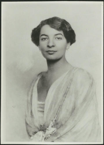Dora Pejačević, portret s ogrlicom