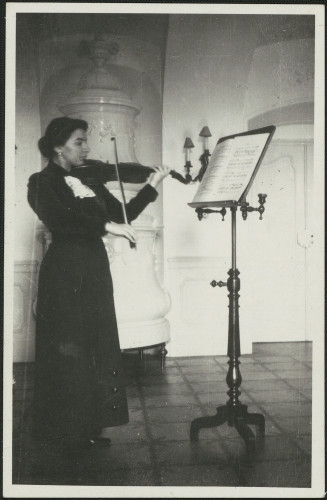 Dora Pejačević u Našicama, svira violinu